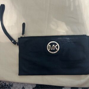 MICHAEL KORS leather wristlet